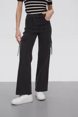 Pantalón de jean gris medio, corte wide leg, con bolsillos cargo laterales y cintura alta.