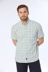 Camisa de manga corta con cuello abotonado y estampado a cuadros en tonos verde y blanco. Hecha en Uruguay.
