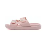 Sandalias bajas color beige con doble tira ancha con hebillas blancas ajustables.