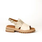 Sandalias de cuero color suela con plataforma y hebilla ajustable.