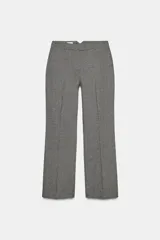 Pantalón gris jaspeado de tiro alto, corte recto y largo a la pantorrilla.