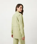 Campera parka color verde claro, de corte holgado, con cuello en V, bolsillos delanteros y puños abotonados.