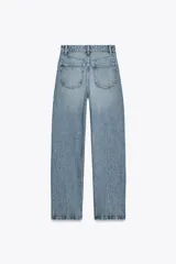 Pantalón de jean negro de tiro alto, corte recto, con cinco bolsillos y cierre frontal con cremallera y botón metálico.