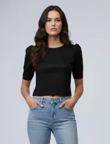 Top corto color verde militar, marca Tahari, confeccionado en símil gamuza. Tiene mangas cortas abullonadas, cuello redondo y cierre invisible en la espalda.