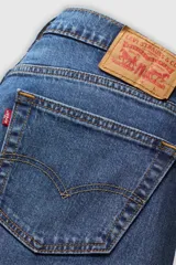 Pantalón de jean celeste de corte recto, con bolsillos delanteros y traseros.