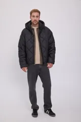 Campera puffer negra con capucha ajustable con cordón, cierre con cremallera, bolsillos frontales y tejido acolchado resistente al viento.