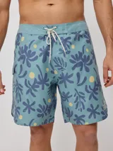 Short de baño celeste con estampado de flores abstractas en azul y amarillo.