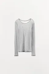 Camiseta entallada gris de manga larga, confeccionada en hilatura con algodón y cuello redondo.