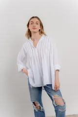 Camisa oversize de algodón color verde lima, con cuello mao con volados y pliegues verticales en el frente.