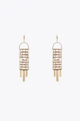 Par de pendientes colgantes dorados con cierre de tuerca. Presentan una estructura rectangular con abalorios rosas y dorados, y flecos de metal.