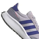 Championes Adidas Run 70S, color gris con detalles en azul y rosa.