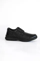 Zapato acordonado de cuero negro con suela de goma.