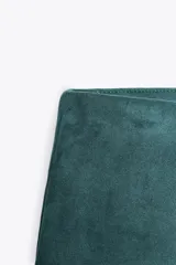 Falda pantalón corta color marrón de tiro alto con cierre lateral con cremallera oculta.