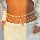 Caderin de cuentas blancas y doradas con dijes de conchas y estrellas de mar doradas.