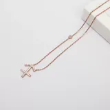 Collar de acero con baño de oro rosa, diseño del signo Sagitario en el dije, decorado con cristal de zirconia cúbica.