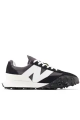 Championes urbanos New Balance, con capellada negra de gamuza y detalles en gris y blanco.