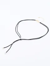 Gargantilla choker de cordón negro con dos perlas blancas en los extremos.