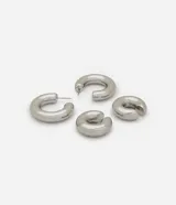 Set de aros plateados de metal con forma de media luna en cuatro tamaños diferentes.