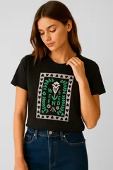 Remera negra de algodón con estampado de flores azules y texto "Let Love In".