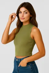 Top rojo de tejido de punto acanalado, con cuello alto y sin mangas.