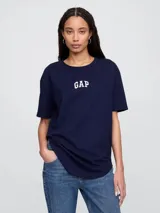 Remera azul marino de algodón con logo GAP estampado en blanco.