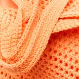 Bolso tipo shopper color naranja, tejido al crochet, con doble asa tejida para llevar al hombro o en la mano. Tiene cierre superior y forro interior textil a tono con bolsillo interno con cierre.