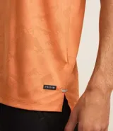Remera deportiva negra de poliéster y elastano, con tecnología Dry, cuello redondo, manga corta y estampa jacquard.