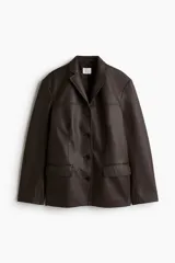 Blazer marrón de cuero sintético con solapas de muesca, cierre con tres botones, bolsillos delanteros con solapa y forro de sarga.