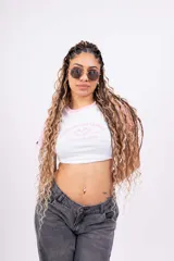 Remera corta blanca con mangas raglán negras, cuello redondo y estampado frontal con el texto "Championship League Est. 1996 West Palm Beach" y dos raquetas de tenis cruzadas.