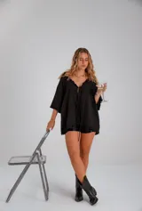 Blusa negra oversize con escote en V y cordones delanteros.