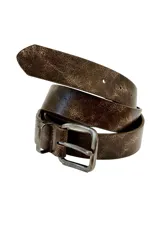 Cinturón marrón de cuero con efecto desgastado y hebilla metálica plateada.