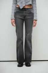 Pantalón bootcut de tiro medio, calce slim desde la cintura hasta la rodilla y largo que se extiende por el calzado.