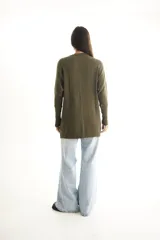 Sweater largo negro de tejido de punto con detalle de trama trenzada en el delantero.