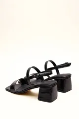 Sandalias marrones de cuero vacuno con textura tipo reptil, dos tiras y taco bloque de 4 cm.