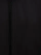 Campera bomber de poliéster color negro, con diseño clásico y corte ajustado, ideal para protección contra el clima.