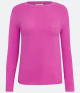 Blusa de punto rosa con textura acanalada, cuello redondo y mangas largas.
