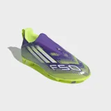 Championes de fútbol Adidas F50 League Laceless Multisuperficie, color violeta con detalles en amarillo y blanco.