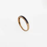 Anillo de oro amarillo 18k con zafiros azules engarzados.
