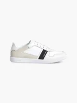 Zapatillas urbanas Calvin Klein color blanco con detalles en cuero sintético y gamuza color crema. Presentan una franja lateral negra con el logo de la marca.