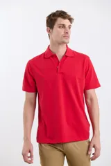 Remera polo roja de manga corta con cuello clásico y tapeta de dos botones.