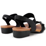 Sandalias negras de cuero con taco bajo y hebilla decorativa.