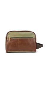 Neceser de tela canvas color verde oliva y cuero sintético color marrón. Cuenta con cierre principal, bolsillo frontal con cierre y asa lateral de tela.