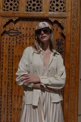 Camisa color crema de lino con bordados de palmeras en hilo dorado.