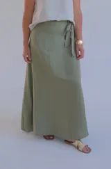 Falda larga verde oliva de lino, corte evasé y lazo en la cintura.