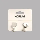 Aros plateados tipo argolla con strass y dije colgante de perla.