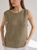 Chaleco de tejido calado color verde oliva, sin mangas y con cuello redondo.