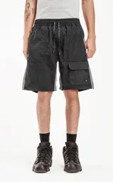 Bermuda deportiva color negro con paneles laterales grises. Presenta cintura elástica con cordón de ajuste estampado, bolsillos laterales y un bolsillo cargo con solapa en el muslo derecho.