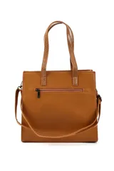 Cartera negra con textura símil piel de serpiente en los laterales y manijas. Tiene correa ajustable y extraíble, cierre superior y herrajes plateados.