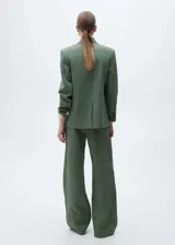 Pantalón largo de lino color verde musgo, de corte recto y tiro medio, con cintura elástica ajustable con lazo.