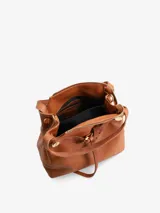 Cartera marrón de cuero con asa corta y correa larga regulable y desmontable. Tiene cierre superior y detalles metálicos dorados.